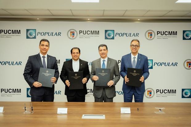 La firma del acuerdo fue realizada en las instalaciones de PUCMM, campus Santo Domingo. El acto estuvo encabezado por el rector de esta alta casa de estudios, reverendo padre Secilio Espinal, y el presidente ejecutivo del Banco Popular, señor Christopher Paniagua. Le acompañan en la foto, desde la izquierda, los señores Francisco Ramírez y José Mármol.