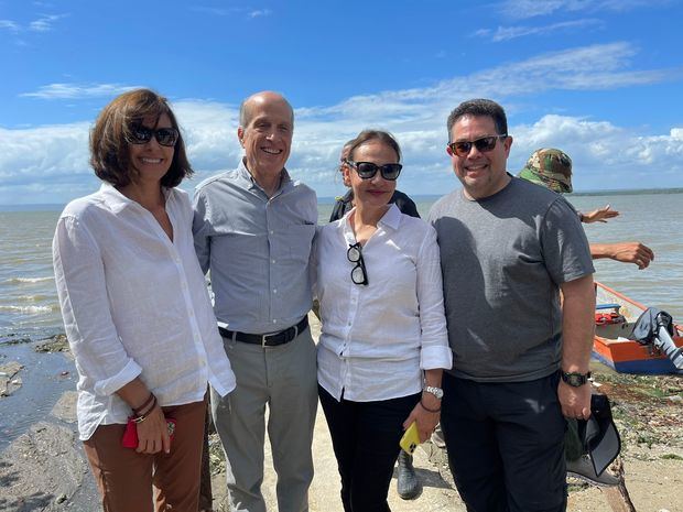 Max Puig y un grupo de visitantes.