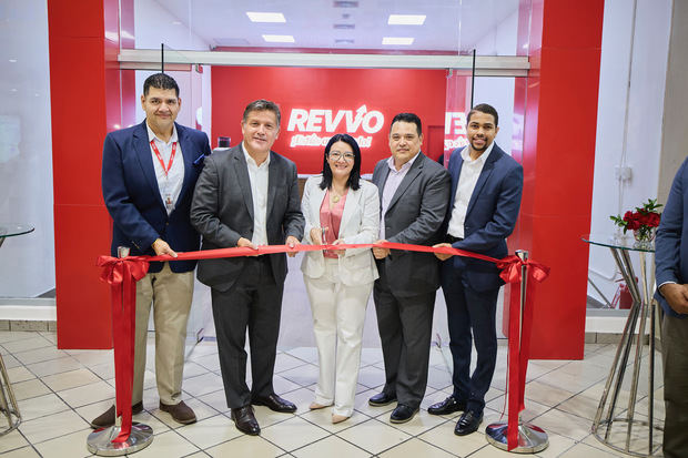 Los directivos de Revvo cortan la cinta inaugural, de izquierda a derecha: Celso Escobar, Luis Mella, Ana Wendy González, Marlon España y Noel Rivera.