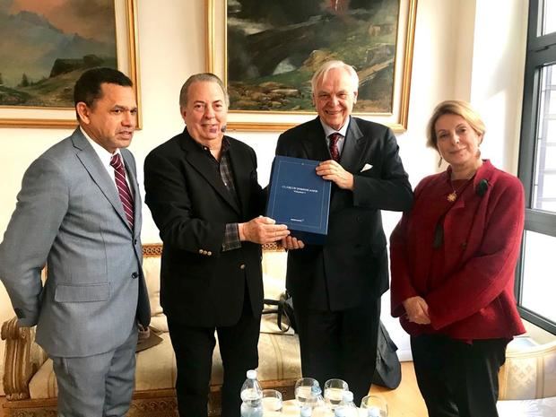 El ministro de Cultura, arquitecto Eduardo Selman, entrega la colección musical dominicana al Superintendente del Teatro de la Scala de Milán, Alexander Pereira, en presencia del cónsul dominicano en Milán, Sr. Fernando Cáceres, y la directora del ceremonial de la Scala, Donatella Brunazzi..