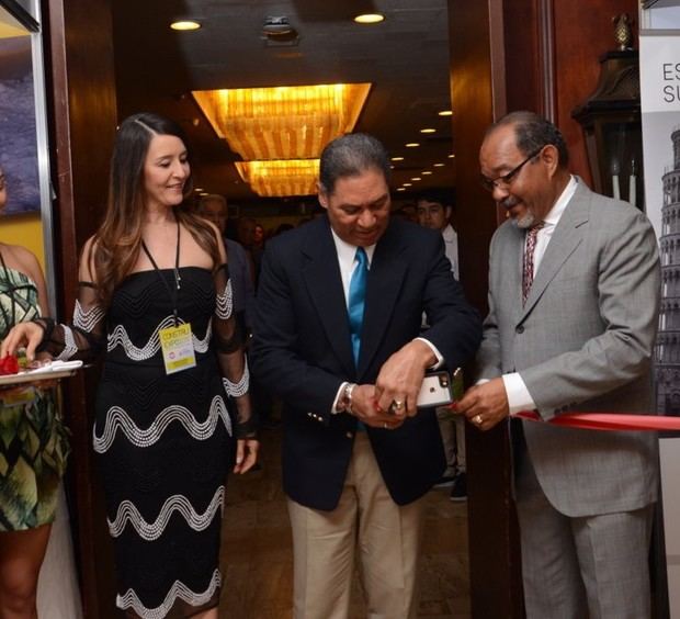 Miriam Batista, Héctor O´Reilly y José Veras en el corte de cinta para dejar abierta la Vigésimo sexta exposición de la Industria de la Construcción (CONSTRUEXPO 2019).