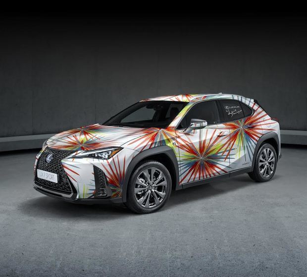 Los modelos Lexus UX visten de alta costura.