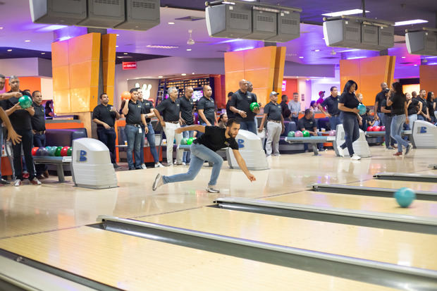 Los empleados de CHC, durante el Torneo de Boliche