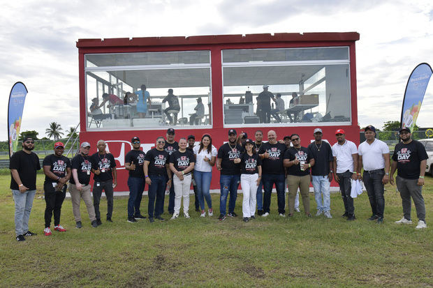 Maribel Bellapart, en el centro, junto al equipo de Agencia Bella.