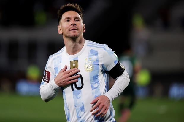 Lionel Messi de Argentina celebra un gol hoy, en un partido por las eliminatorias sudamericanas al Mundial de Catar 2022 entre Argentina y Bolivia, en el estadio Monumental de Núñez, en Buenos Aires, Argentina.