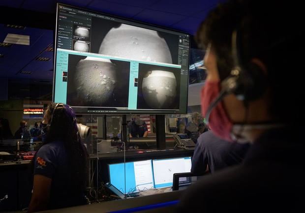 Una fotografía cedida por la NASA que muestra a los miembros del equipo del rover Perseverance Mars observar las primeras imágenes de la misión.