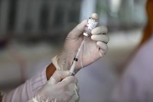 Johnson & Johnson detiene ensayos de vacuna por enfermedad de participante