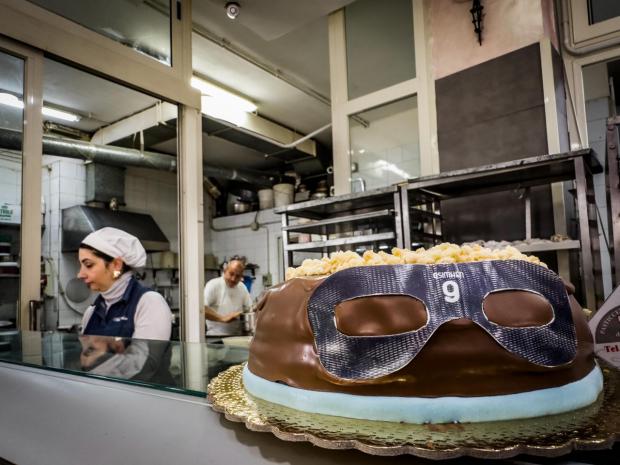 La 'Tarta Osimhen', el homenaje viral de una pastelería napolitana
 

 