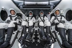 Fotografía cedida por SpaceX donde aparece la tripulación de la Misión Axiom 1 (Ax-1) a bordo de la nave espacial que viajó a la Estación Espacial Internacional, (i-d) el especialista, Mark Pathy; el piloto Larry Connor; el comandante, Miguel López-Alegría, y el especialista, Eytan Stibbe.