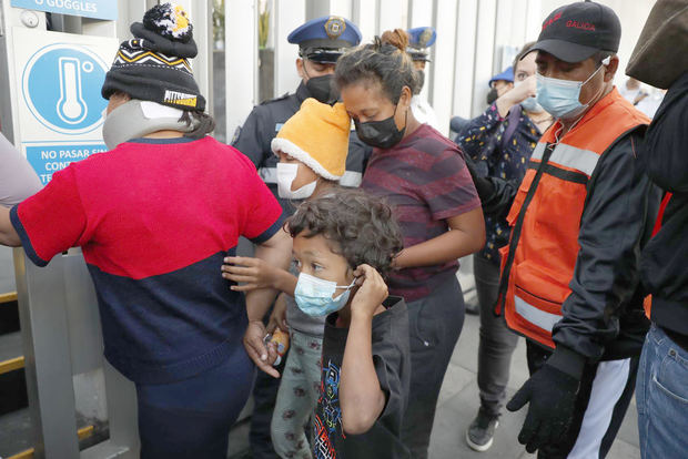 Grupos de migrantes centroamericanos acuden a la sede de la Comisión Nacional de los Derechos Humanos (CNDH) hoy, en la Ciudad de México, México.