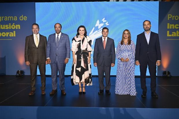Thomas Sartori, presidente de Futurum Educandi; Samuel Pereyra, presidente ejecutivo de Banreservas; Noelia García de Pereyra, presidenta del Voluntariado Banreservas; David Llibre, presidente de Asonahores; Aguie Lendor, vicepresidente de Asonahores, y Omar Cepeda, presidente de ADERES.