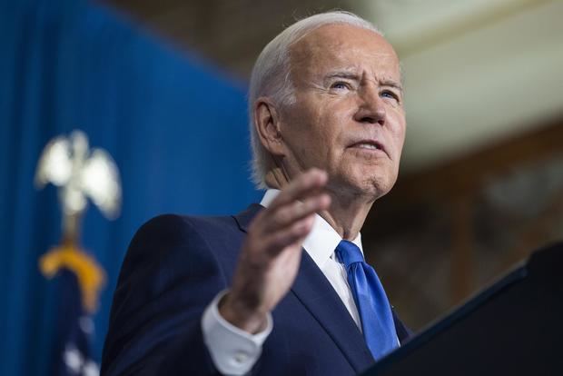 El presidente estadounidense, Joe Biden, pronuncia un discurso sobre las crecientes amenazas a la democracia estadounidense y las elecciones libres, en el Columbus Club del Comité Nacional Demócrata en Washington, DC, EE.UU.