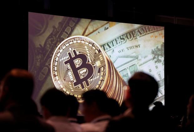 La carrera del bitcoin hacia los 11.000 dólares coincide con la subida fulgurante del oro, en medio de una avalancha por parte de los inversores de búsqueda de activos alternativos al efectivo y al mercado bursátil, lastrado por la pandemia de la Covid -19.