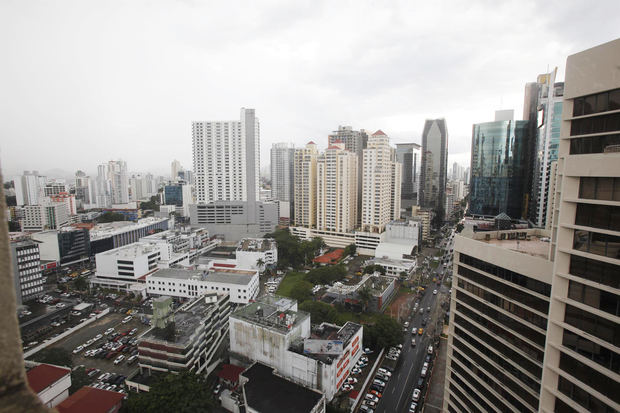 Vista hoy de edificios residenciales y de oficinas en Ciudad de Panamá (Panamá).