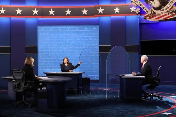 La senadora Kamala Harris hace un gesto mientras debate con el vicepresidente de los Estados Unidos, Mike Pence.