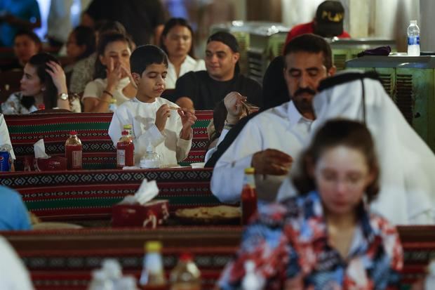 Desde el arroz madrouba hasta el plato nacional machboos, pasando por los crepes locales regag o el guiso de marguga. 