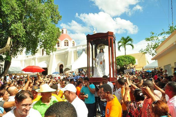 Fieles en la iglesia de Santo Cerro.