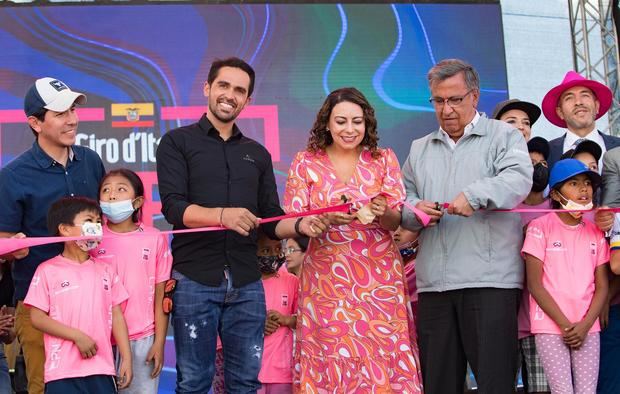 María Cristina Rivadeneira (c), gerente de Quito Turismo, y el ciclista español Alberto Contador (c-i), inauguran el primer 'Giro d'Italia Ride Like a Pro', el 29 de julio de 2022 en Quito, Ecuador.
