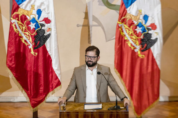 El presidente de Chile, Gabriel Boric, habla durante la ceremonia de oficialización del reintegro de Chile al Banco de Desarrollo de América Latina-CAF, en la Universidad de Chile, en Santiago, Chile.