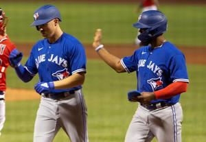 El dominicano Teoscar Hernández remolca la victoria de los Azulejos por 6-5