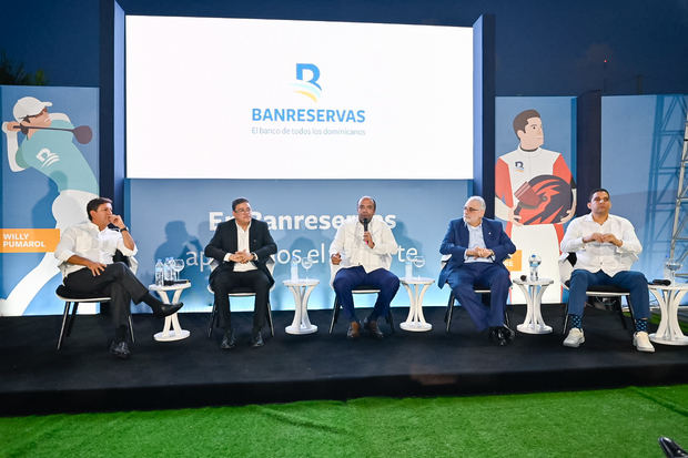 Manuel Estrella, presidente de la Liga Dominicana de Fútbol; Francisco
Camacho, ministro de Deportes; Samuel Pereyra, administrador general
de Banreservas; Vitelio Mejía, presidente de la LIDOM, y Rafael Uribe,
presidente de la Fedombal.