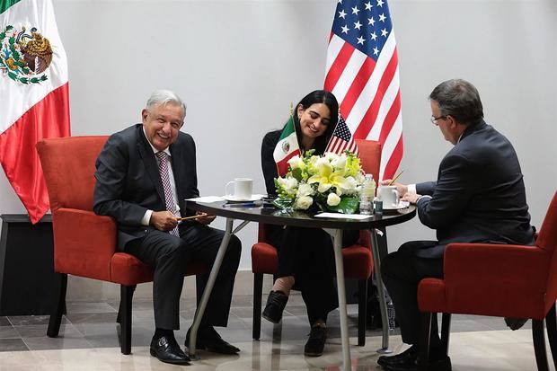 Fotografía cedida hoy por la presidencia de México, del mandatario mexicano, Andrés Manuel López Obrador (i) y el secretario de Relaciones Exteriores Marcelo Ebrard (d), durante una llamada telefónica con el presidente estadounidense, Joseph Biden.