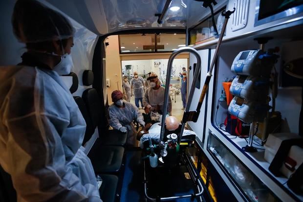 Personal médico transporta a un paciente en ambulancia el 21 de marzo de 2021 en la Unidad de Cuidados Intensivos (UCI) del hospital de Clínicas, en Porto Alegre, Brasil.