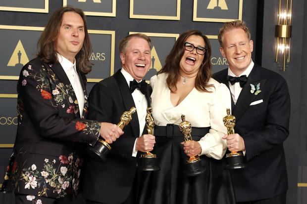 Byron Howard, Clark Spencer, Yvett Merino y Jared Bush posan con el premio Óscar a la mejor película de animación en la 94 edición de los premios, que se celebra en el teatro Dolby de Los Ángeles, EE.UU.