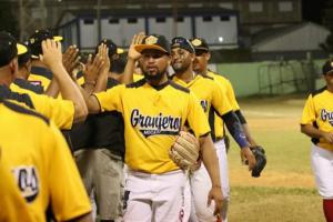 Los Granjeros clasifican a la serie final de béisbol de verano