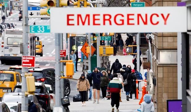 Un letrero en la entrada de la sala de emergencias en el hospital NYU Langone Health Center en la ciudad de Nueva York, Nueva York, Estados Unidos.