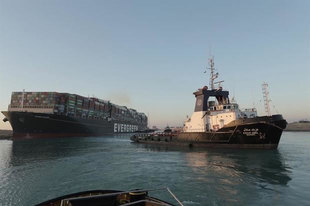 El desbloqueo del Canal de Suez deja una numerosa cola de barcos en espera.