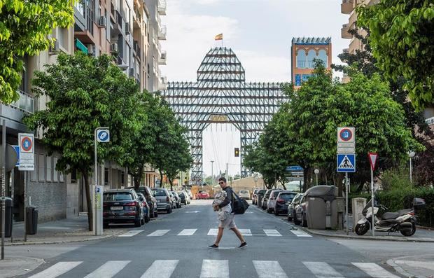 El Ayuntamiento de Sevilla suspendió este sábado la próxima Feria de Abril de esta ciudad a causa de la pandemia de coronavirus, lo que se une a la decisión no celebrar las famosas procesiones de Semana Santa.