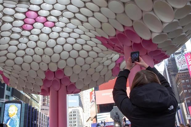 Los visitantes ven la recién instalada escultura 'Bloom' de Jieun Yang de Habitat Workshop en Duffy Square en Times Square, Nueva York, este 9 de febrero de 2022.