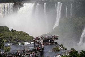 Las cataratas del Iguazú reabren para los turistas locales en Argentina