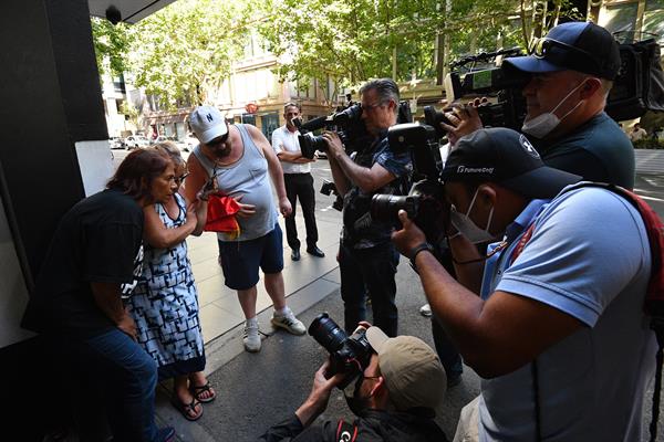 Medios de prensa esperan por Djokovic.