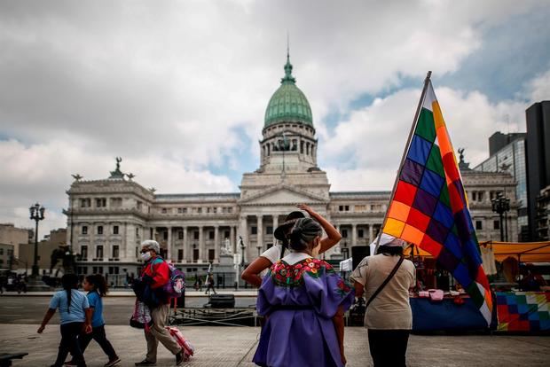 Comunidades indígenas se manifiestan frente al Congreso en reclamo de la prorroga de la ley de relevamiento territorial, en Buenos Aires, Argentina.