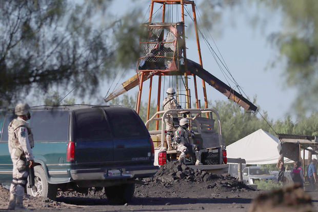 Miembros de la Guardia Nacional vigilan hoy el área donde una mina de carbón se derrumbó en el municipio de Sabinas, estado de Coahuila, México.