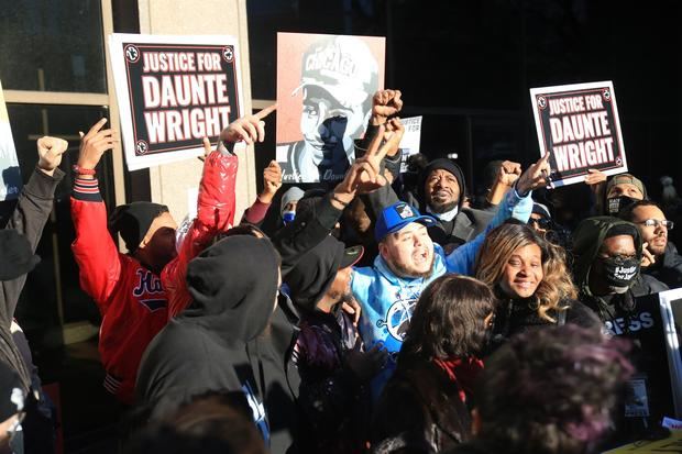 Damik Wright (c), hermano de Daunte Wright, reaccionan tras el veredicto contra una policía blanca por el asesinato de su hermano, este 23 de diciembre de 2021 en Brooklyn Center, Minnesota.