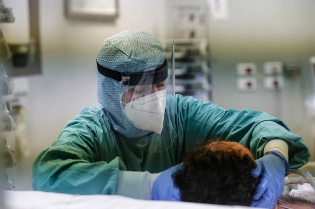 Estimular un nervio en el oído ayuda a los pacientes graves de covid-19.