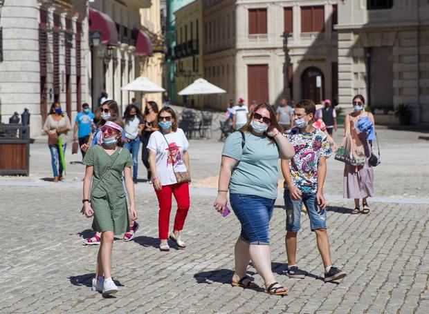 Turistas recorren las calles hoy, 7 de noviembre del 2021, en La Habana.