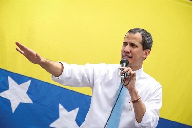 El líder opositor venezolano Juan Guaidó habla ante cientos de sus simpatizantes durante una sesión de la Asamblea Nacional tras una marchada convocada en el sector de Las Mercedes, en Caracas, Venezuela.