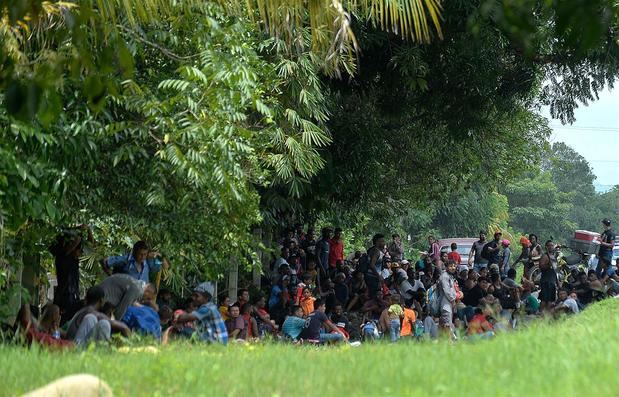 Migrantes centroamericanos descansan antes de continuar su camino a la frontera con Estados Unidos el 30 de agosto de 2021 sobre la autopista del municipio de Mapastepec, en el estado de Chiapas, México.