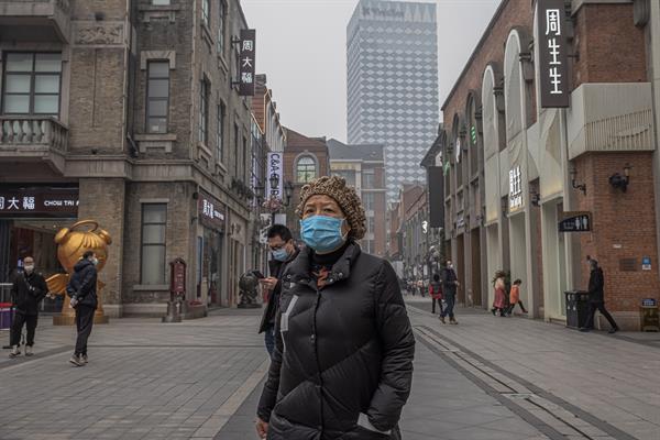 Imagen de 2021 de una mujer con mascarilla en Wuhan, China, foco del coronavirus. 