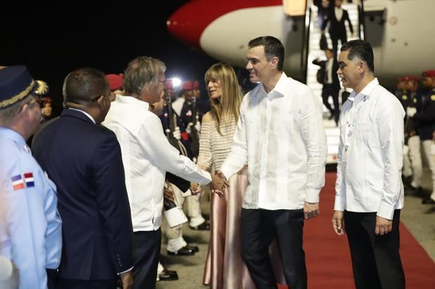 El presidente del Gobierno de España, Pedro Sánchez (c), saluda al embajador de España en República Dominicana, Antonio Pérez-Hernández y Torra, a su llegada a la XXVIII Cumbre Iberoamericana, en Santo Domingo (R.Dominicana).
