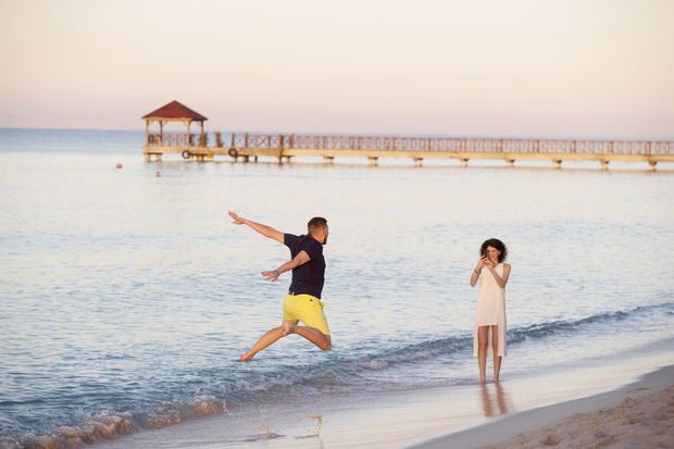 Turistas se hacen fotografías al amanecer, en Bayahibe (República Dominicana), en una fotografía de archivo.