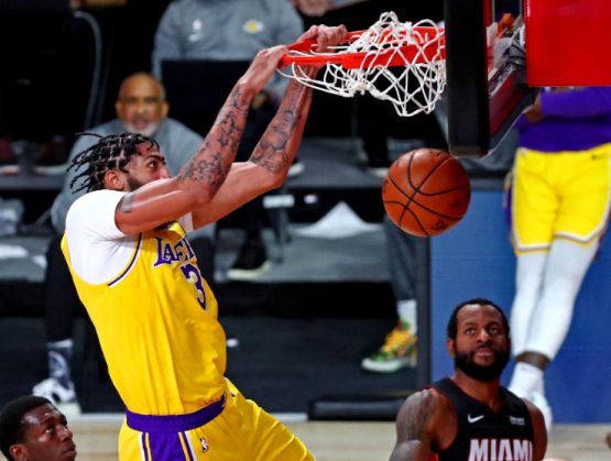 Lakers vence al Heat y se coloca a un triunfo del título de la NBA.