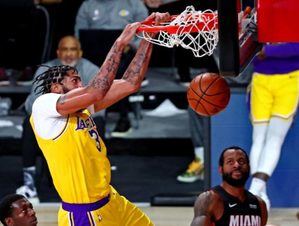 Lakers vence al Heat y se coloca a un triunfo del título de la NBA
 

 
