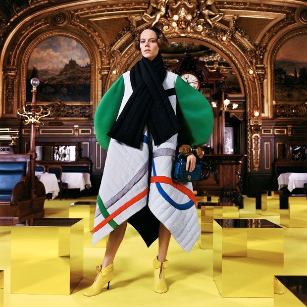 Imagen de uno de los modelos de la colección otoño-invierno presentada hoy por Loewe en la Semana de la Moda de París. 