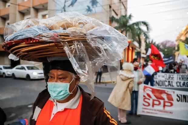 Con pancartas que expresan 'el pueblo tiene hambre' o 'el hambre no está en cuarentena', cientos de personas fueron registradas este viernes al marchar en Asunción, Paraguay.