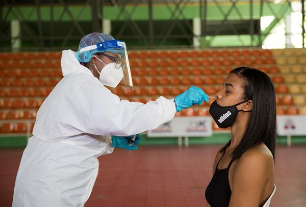 Fotografía de archivo en la que se registró a una mujer al someterse a una prueba de detección de covid-19, en Santo Domingo (Rep. Dominicana). 